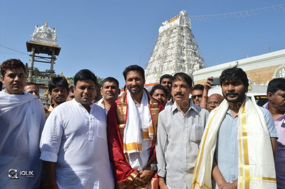 Goutham-Nanda-Movie-Team-At-Tirumala-Sreevari-Darshanam